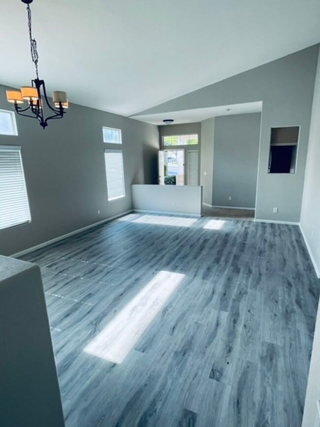 Building Photo - *WONDERFUL SINGLE STORY HOME IN "GREEN VAL...