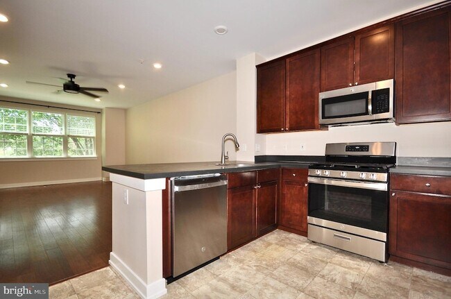 Building Photo - 137-A Equestrian Row Unit