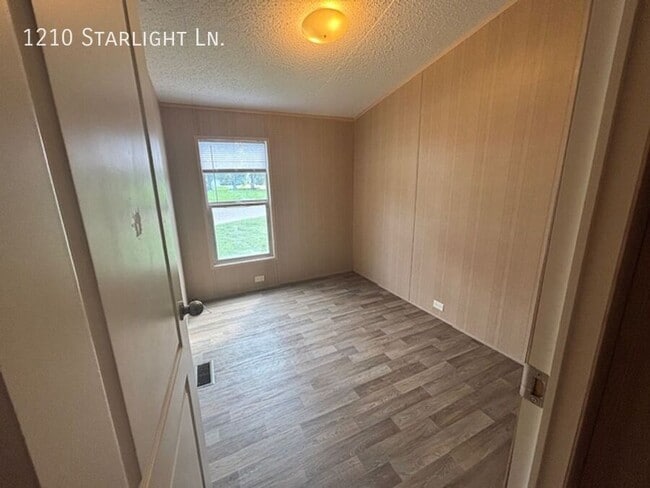 Building Photo - 1210 NW Starlight Cir