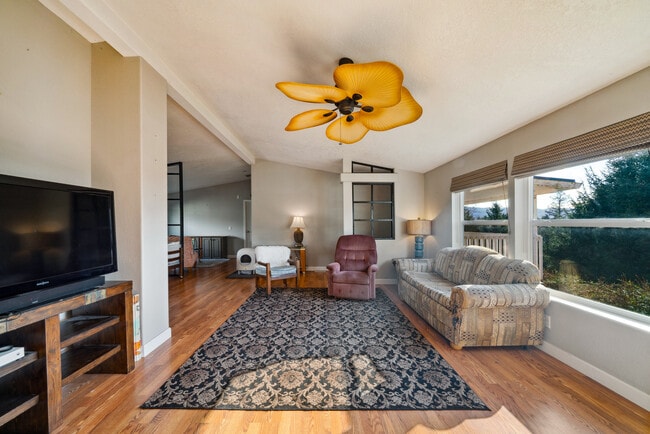 Building Photo - Bay City