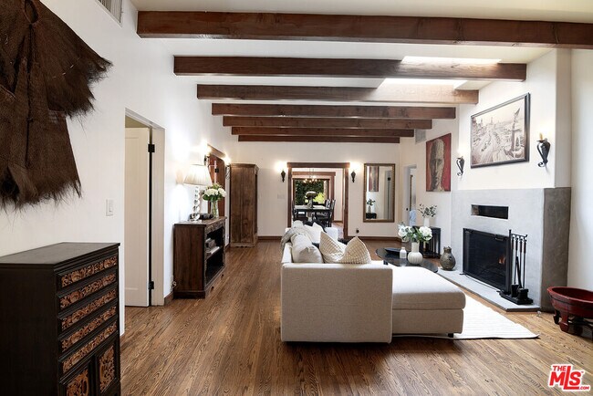 Building Photo - 543 N Las Palmas Ave