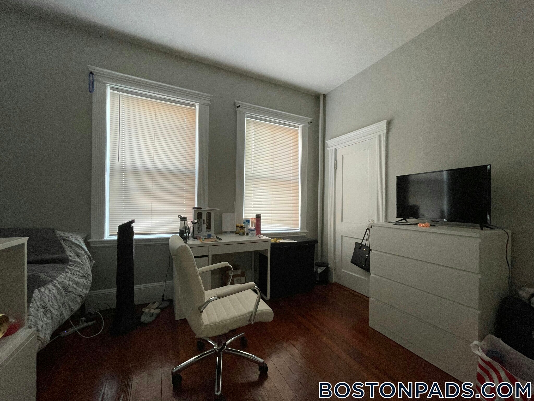 Building Photo - 447 Park Dr