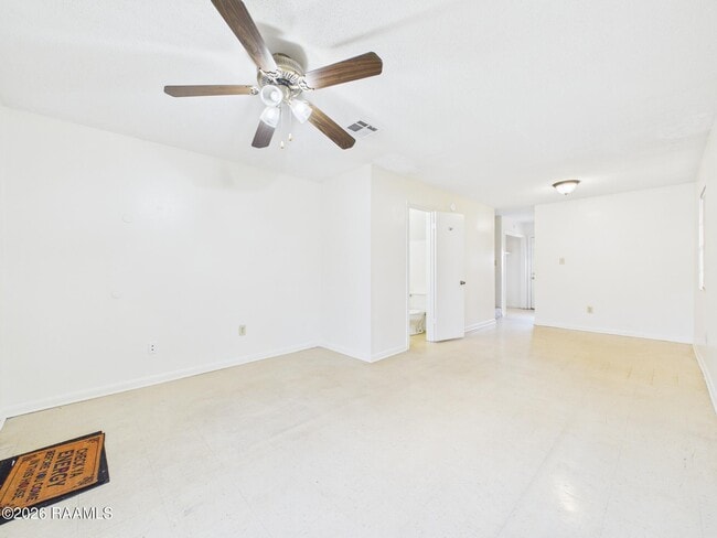 Building Photo - 104 Country Ln