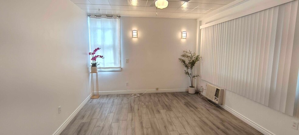 Building Photo - 701 6th Ave