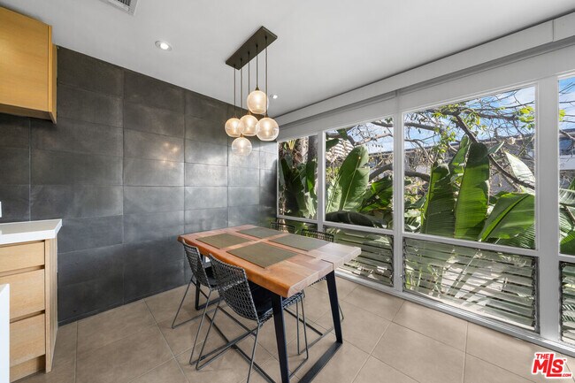 Building Photo - 1145 Larrabee St