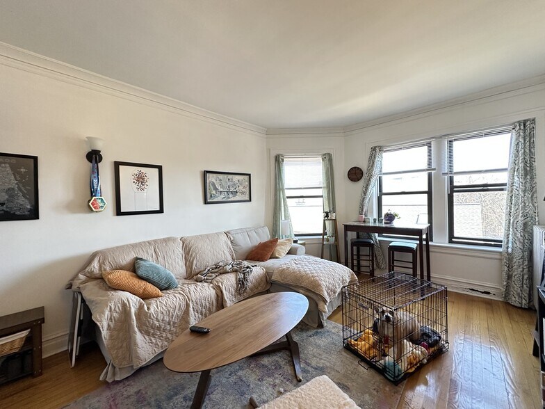 Building Photo - 1911 W Larchmont Ave