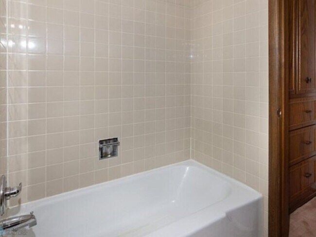 Building Photo - 2 BED UNIT 1 BATH AVAILABLE FOR RENT