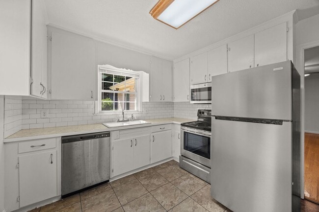 Building Photo - 3 Bed 2 Bath Just Outside Downtown Lilling...