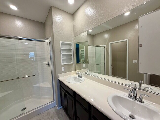 Building Photo - 3 BED 3 BATH 2 CAR GARAGE TOWNHOUSE W/ PRIVATE YARD, LOFT & BEDROOM DOWNSTAIRS IN GATED COMMUNITY...