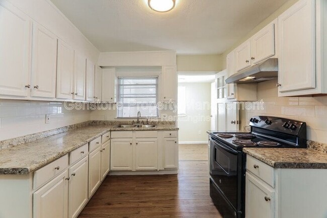 Building Photo - 2629 Wood Dr NE