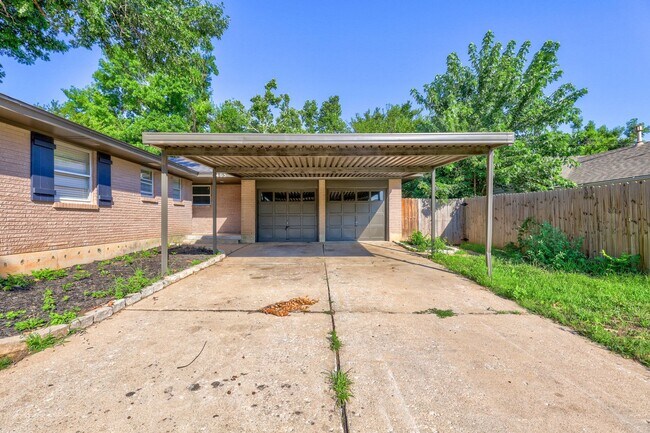 Building Photo - Spacious Elegance: Open Floor Plan, Dual V...