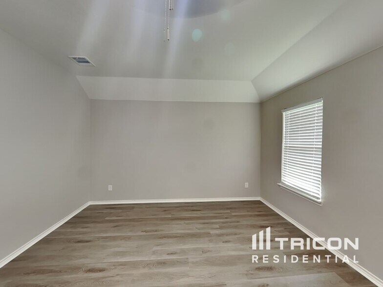 Building Photo - 636 Excelsior Dr