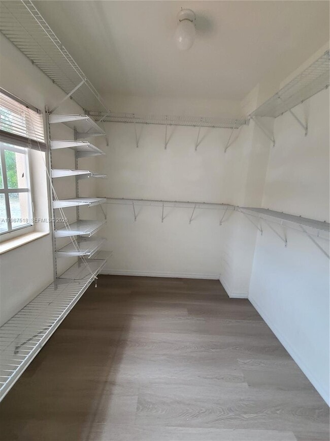 Building Photo - 3071 Riverside Dr