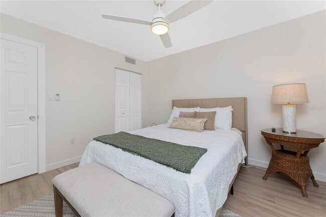 Building Photo - 1500 Park Beach Cir