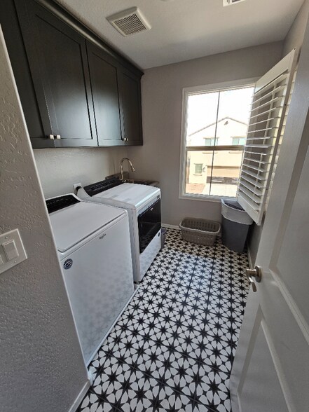Building Photo - 880 S 150th Dr