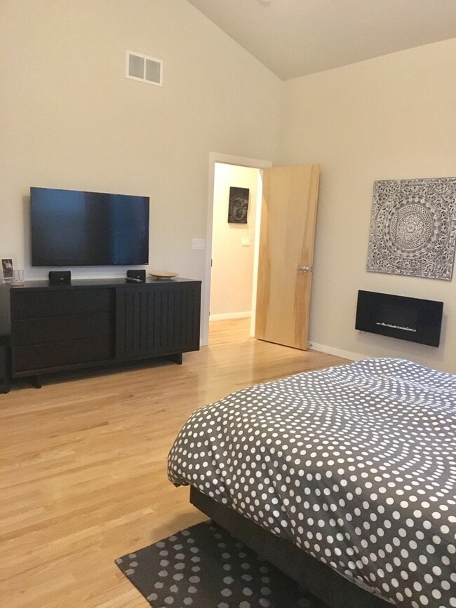 Building Photo - Lovely and Light Open Concept Louisville H...