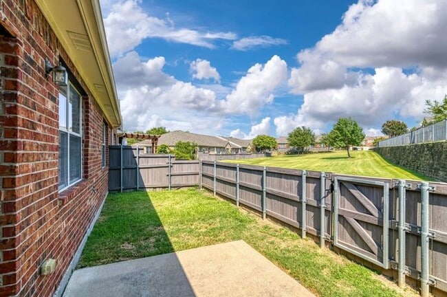 Building Photo - Townhome in Parker Estates!! READY for move in early June