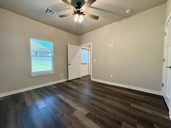Building Photo - Large 2 Bed, 2 Bath in Beautiful Well-Main...