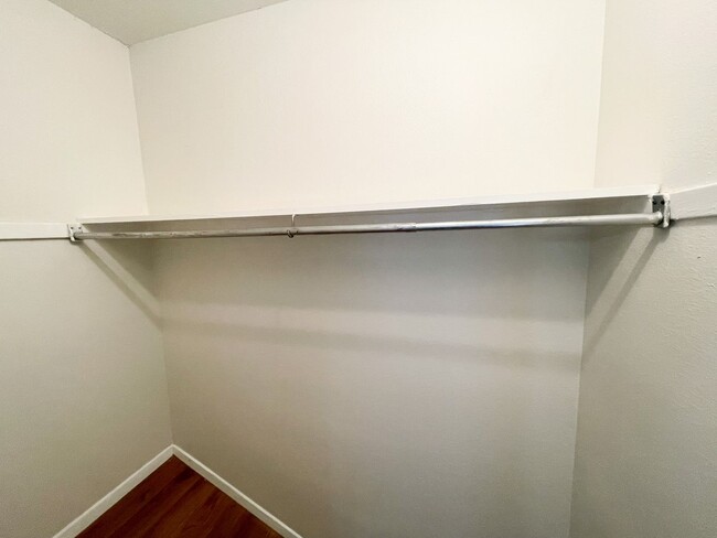 Building Photo - Stunning 2 Bedrooms, 1.5 Bathrooms Condo i...