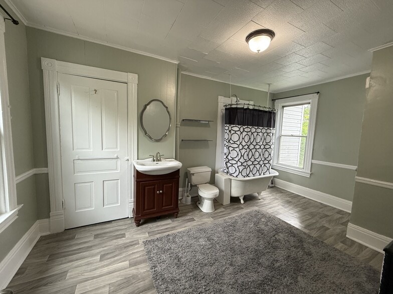 Oversized Bathroom - 16 S 2nd St