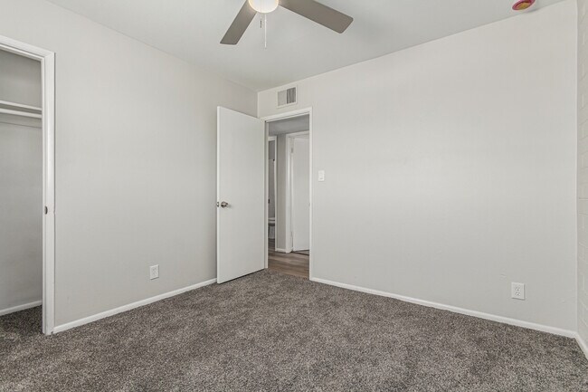 Building Photo - 4641 S 17th Pl