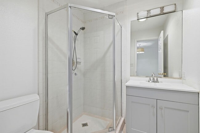 Building Photo - Hip Condo Apt. in the Mission+ Great Walkability+ Laundry in the building!