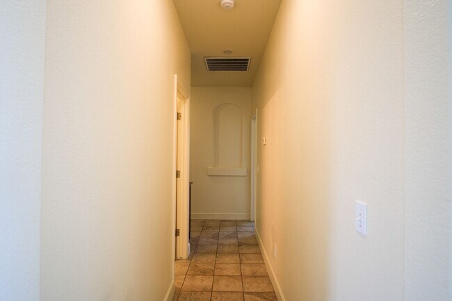 Building Photo - 3 Bedroom 2 bath!