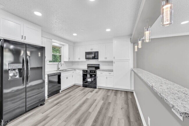 Building Photo - Wonderful 3 bed 2 bath with a modern interior