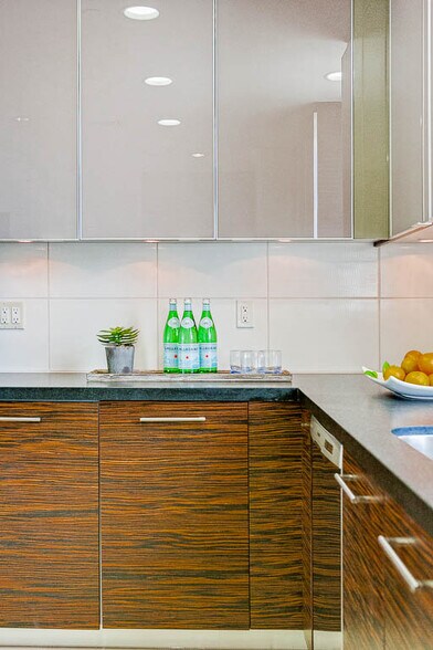 Building Photo - 257 S Hudson Ave