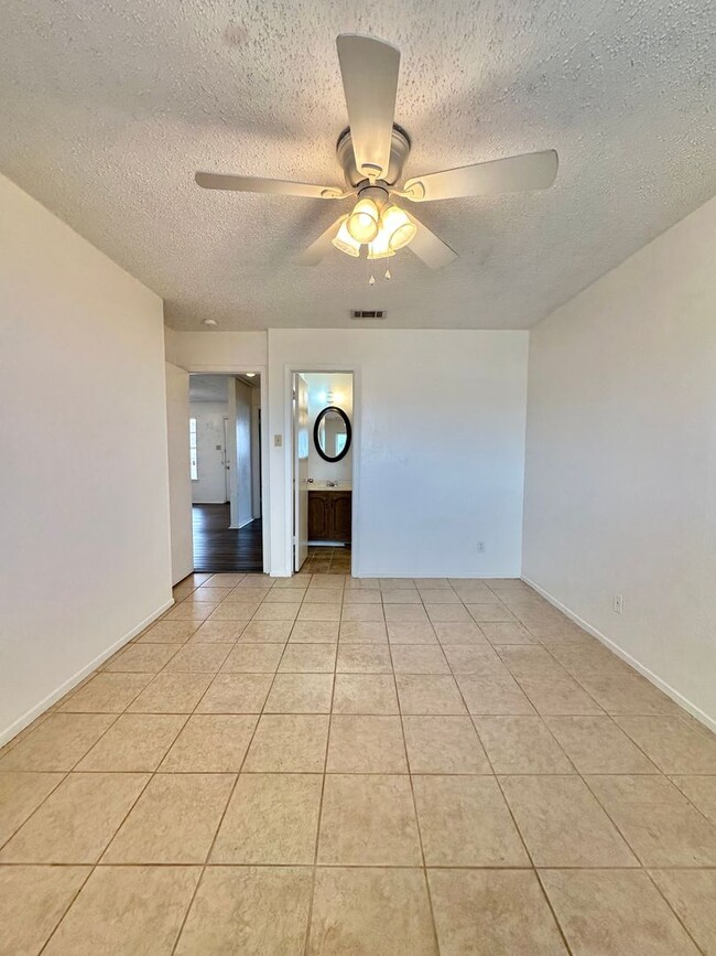 Building Photo - Now Available - 2-Bed 2-Bath Duplex in Gre...