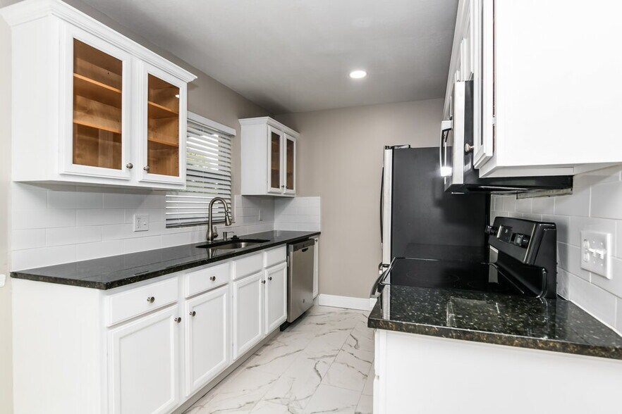 Building Photo - 206 Loch Low Dr
