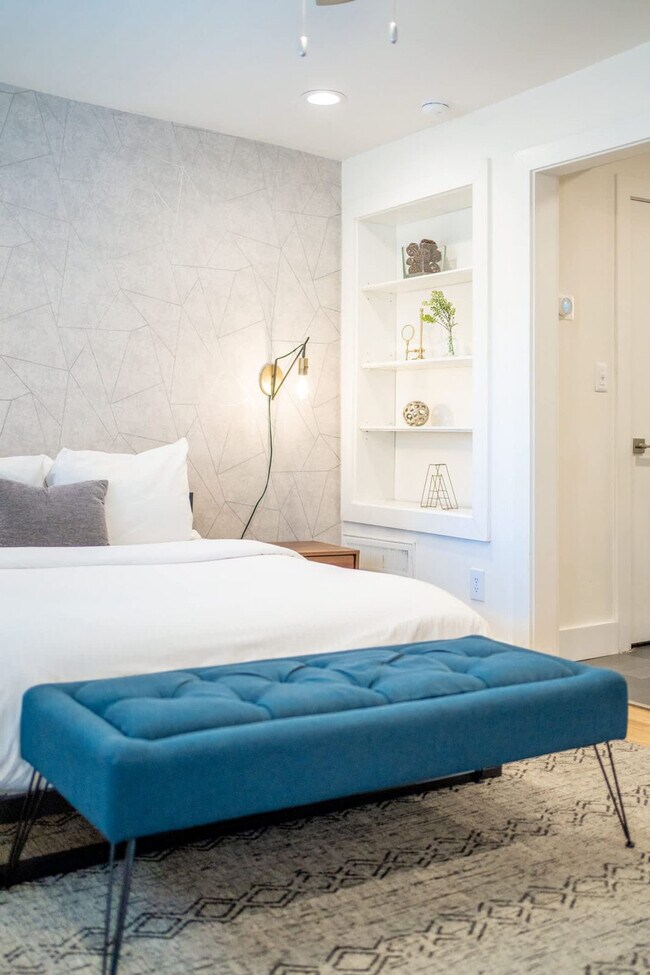 Building Photo - 1136 Crescent Ave NE