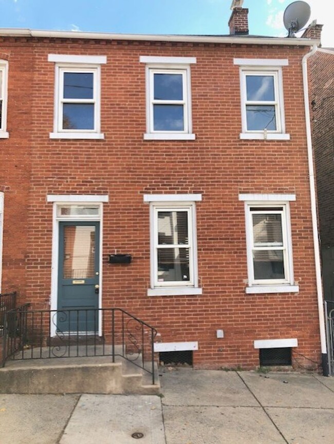 Primary Photo - 3 bedroom 1.5 Bath City Townhouse