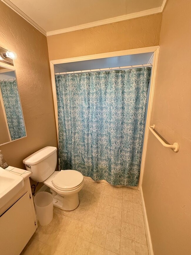 Building Photo - 3bd & 1 1/2ba with 2 Car Garage