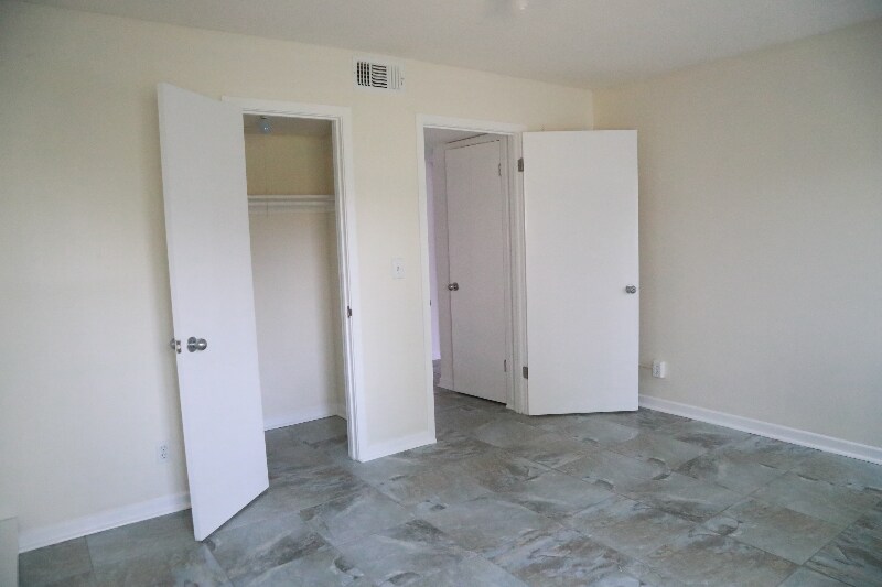 Building Photo - 50 Club House Dr