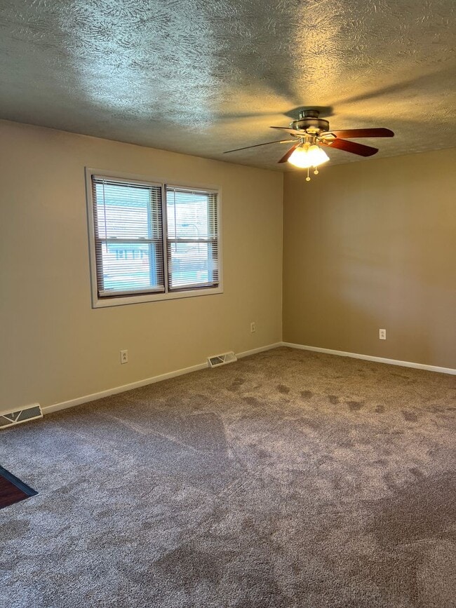 Building Photo - 3679 Oakview Dr