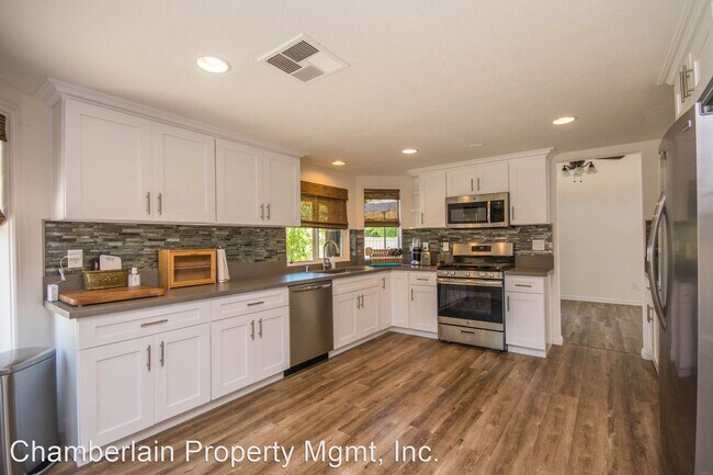 Building Photo - 4 br, 2.5 bath House - 1837 Paseo Del Lago...