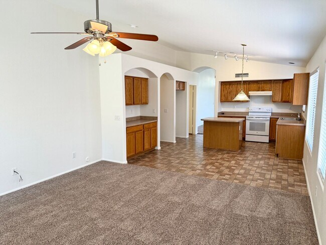 Building Photo - Fantastic 4 Bedroom/2 Bath Single Level Ho...
