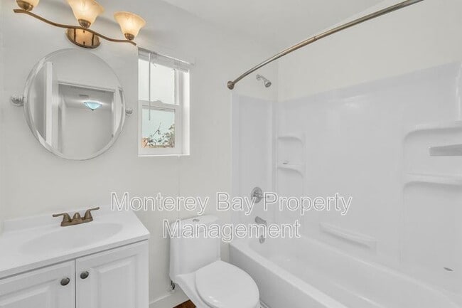 Building Photo - 3137 Seacrest Ave