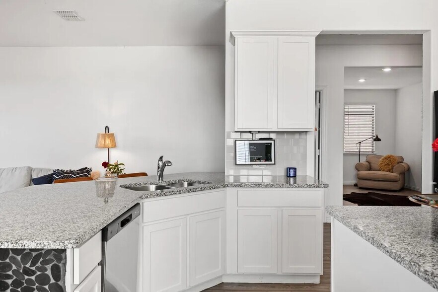 Building Photo - 7101 Crepe Myrtle Ave