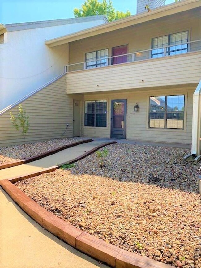 Building Photo - 11140 N Stratford Dr