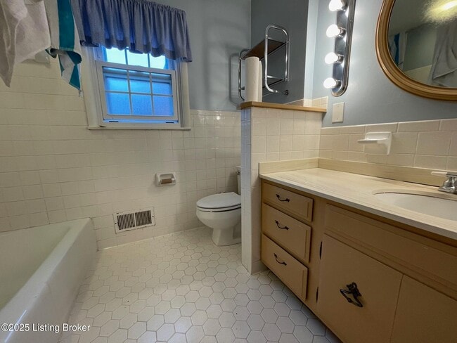 Building Photo - 816 Melford Ave