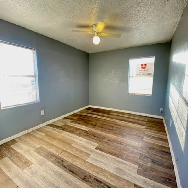 Building Photo - Handyman Special $0 First Month's Rent / $0 Deposit at move-in “You fix, you SAVE BIG!!” Contact ...