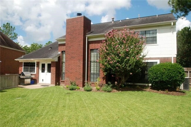Building Photo - 2827 Lake Colony Dr