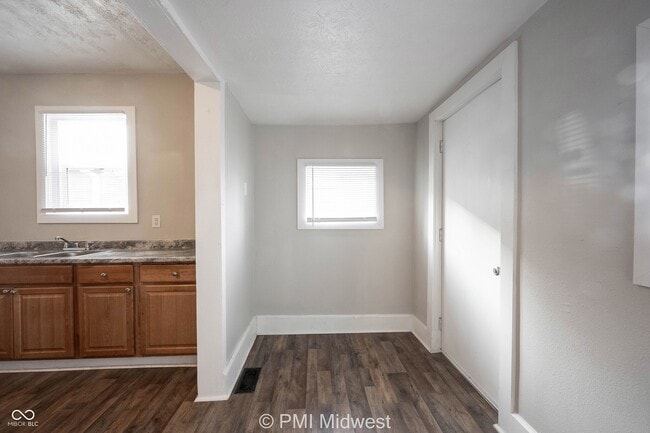 Building Photo - 1016 S Belmont Ave
