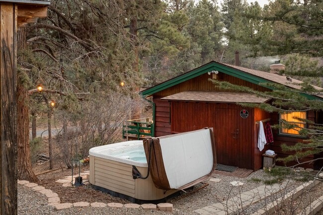 Building Photo - Cozy 2 Bedroom 1 Bathroom Home in Big Bear City
