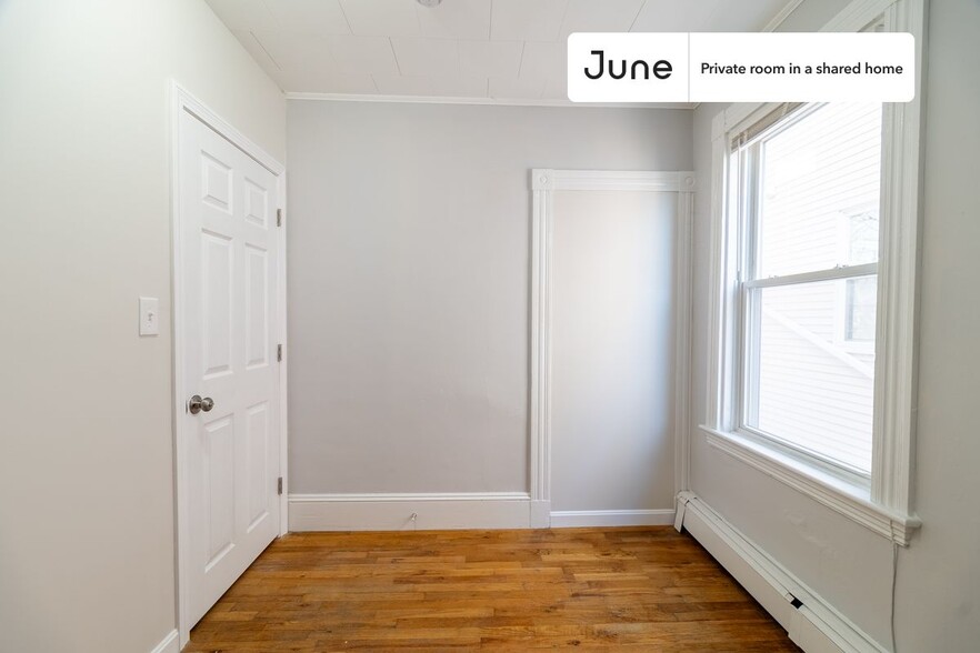 Building Photo - Private bedroom in 3 bed/1 bath Home