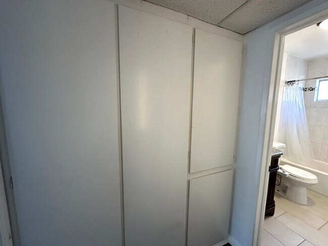 Building Photo - Spacious Upper level 1 bed -1 bath with parking and pool in Encino