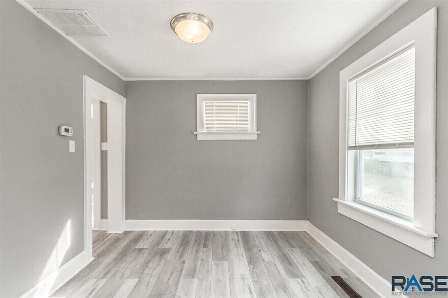 Dining area - 926 N Walts Ave