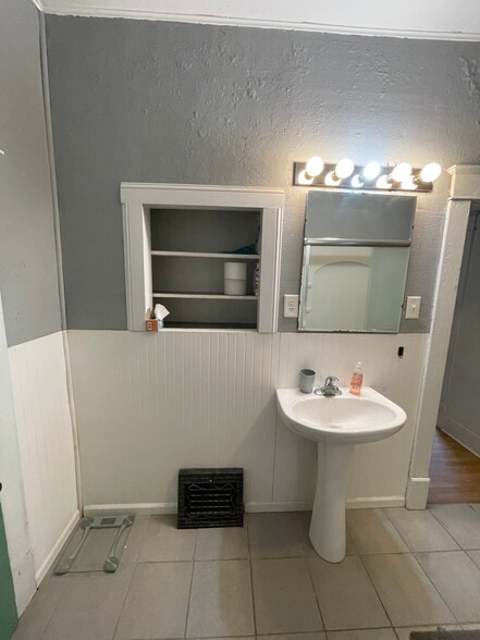 Building Photo - 1012 5th St